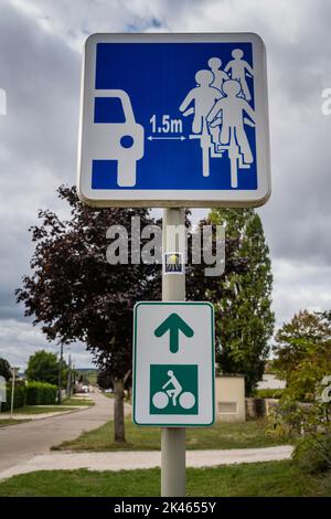 Französisches Straßenverkehrssicherheitsschild zur Sensibilisierung für den sicheren Abstand zwischen Radfahrern und Autos. Stockfoto
