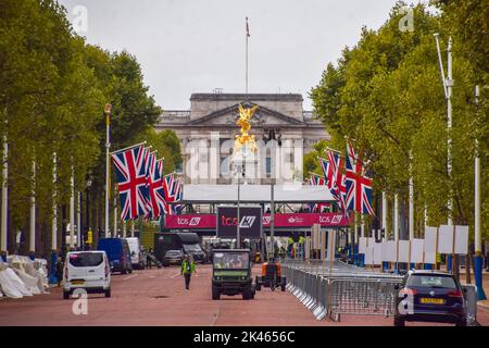 London, Großbritannien. 30. September 2022. In der Nähe des Buckingham Palace laufen Vorbereitungen für den London Marathon 2022, der am 2.. Oktober stattfindet. Kredit: Vuk Valcic/Alamy Live Nachrichten Stockfoto