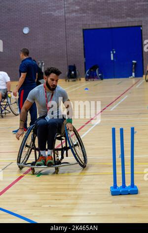 Brentwood Essex 30.. September 2022 der Limbless Associatoin Wheelchair Rugby and Cricket Experience Day (gesponsert von BBK), der im Brentwood Center, Brentwood Essex, stattfand, gab denjenigen, die unter Extremitätenverlust leiden, die Möglichkeit, Rollstuhlrugby und RollstuhlCricket auszuprobieren sowie sich mit Menschen mit ähnlichen Behinderungen zu treffen Kredit: Ian Davidson/Alamy Live News Stockfoto