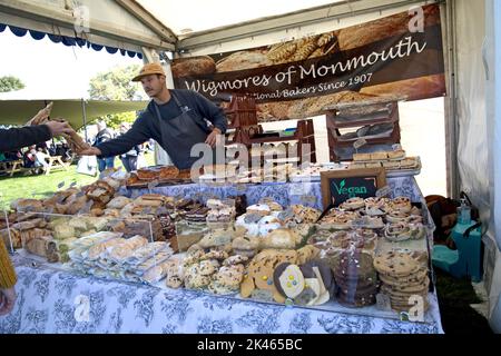 Stephan serviert Brot am Wignmores Brotstand Herbstshow im Three Counties Showground, Great Malvern, Großbritannien Stockfoto