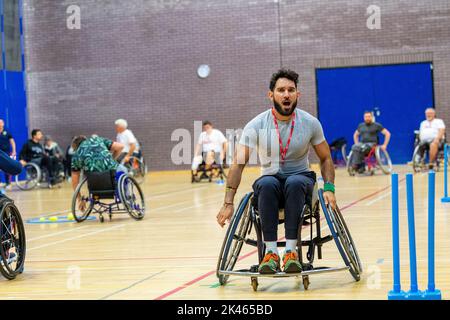 Brentwood Essex 30.. September 2022 der Limbless Associatoin Wheelchair Rugby and Cricket Experience Day (gesponsert von BBK), der im Brentwood Center, Brentwood Essex, stattfand, gab denjenigen, die unter Extremitätenverlust leiden, die Möglichkeit, Rollstuhlrugby und RollstuhlCricket auszuprobieren sowie sich mit Menschen mit ähnlichen Behinderungen zu treffen Kredit: Ian Davidson/Alamy Live News Stockfoto