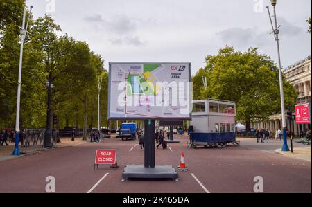 London, Großbritannien. 30. September 2022. Auf der Mall laufen die Vorbereitungen für den London Marathon 2022, der am 2.. Oktober stattfindet. Kredit: Vuk Valcic/Alamy Live Nachrichten Stockfoto