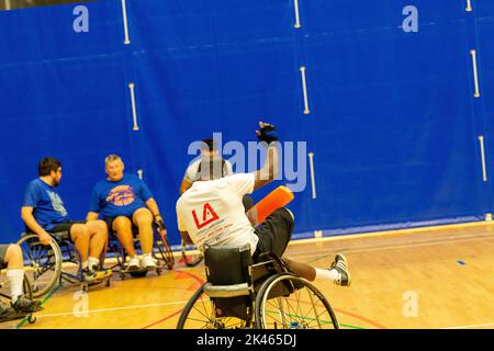 Brentwood Essex 30.. September 2022 der Limbless Association Wheelchair Rugby and Cricket Experience Day (gesponsert von BBK), der im Brentwood Center, Brentwood Essex, stattfand, gab denjenigen, die unter Extremitätenverlust leiden, die Möglichkeit, Rollstuhlrugby und RollstuhlCricket auszuprobieren sowie sich mit Menschen mit ähnlichen Behinderungen zu treffen Kredit: Ian Davidson/Alamy Live News Stockfoto