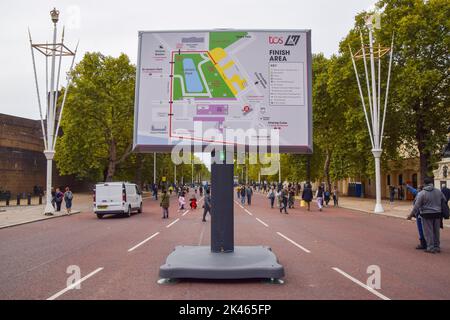 London, Großbritannien. 30. September 2022. Auf der Mall laufen die Vorbereitungen für den London Marathon 2022, der am 2.. Oktober stattfindet. Kredit: Vuk Valcic/Alamy Live Nachrichten Stockfoto