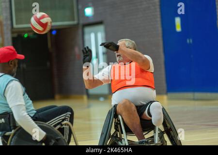 Brentwood, Großbritannien. 30. September 2022. Brentwood Essex 30.. September 2022 der Limbless Association Wheelchair Rugby and Cricket Experience Day (gesponsert von BBK), der im Brentwood Center, Brentwood Essex, stattfand, gab denjenigen, die unter Extremitätenverlust leiden, die Möglichkeit, Rollstuhlrugby und RollstuhlCricket auszuprobieren sowie sich mit Menschen mit ähnlichen Behinderungen zu treffen Kredit: Ian Davidson/Alamy Live News Stockfoto