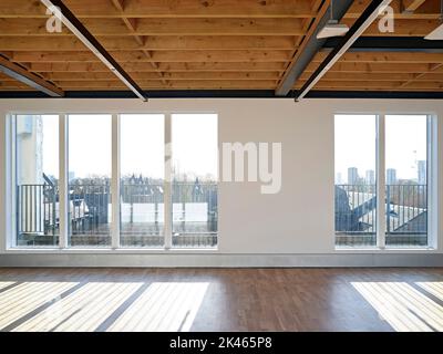 Unmöblierter Arbeitsbereich im obersten Stockwerk. Pall Mall Deposit, London, Vereinigtes Königreich. Architekt: Stiff + Trevillion Architects, 2021. Stockfoto