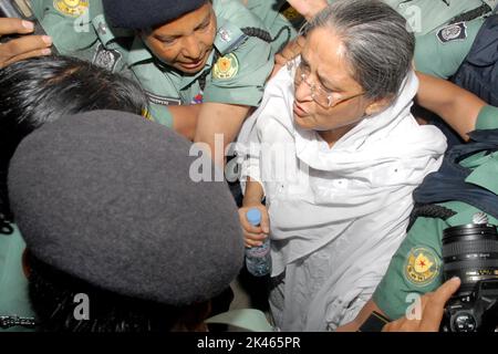 Dhaka, Bangladesch - July16, 2007: Die Polizei bringt den ehemaligen Premierminister Sheikh Hasina vor ein Dhaka-Hauptstadtrichtergericht. Scheich Hasina war ar Stockfoto