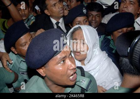 Dhaka, Bangladesch - July16, 2007: Die Polizei bringt den ehemaligen Premierminister Sheikh Hasina vor ein Dhaka-Hauptstadtrichtergericht. Scheich Hasina war ar Stockfoto