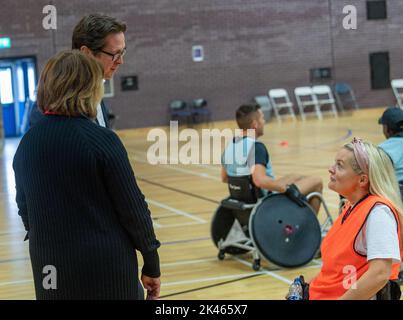 Brentwood, Großbritannien. 30. September 2022. Brentwood Essex 30.. September 2022 der Limbless Associatoin Wheelchair Rugby and Cricket Experience Day (gesponsert von BBK), der im Brentwood Center, Brentwood Essex, stattfand, gab denjenigen, die unter Extremitätenverlust leiden, die Möglichkeit, Rollstuhlrugby und RollstuhlCricket auszuprobieren sowie sich mit Menschen mit ähnlichen Behinderungen zu treffen Kredit: Ian Davidson/Alamy Live News Stockfoto