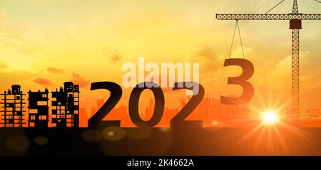 Baustelle Kran Gebäude 2023 Text. Geschäft im neuen Jahr 2023. Modernisierung und Umstrukturierung des Geschäfts im Jahr 2023. Baukran setzt nu Stockfoto