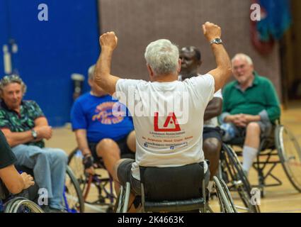 Brentwood Essex 30.. September 2022 der Limbless Associatoin Wheelchair Rugby and Cricket Experience Day (gesponsert von BBK), der im Brentwood Center, Brentwood Essex, stattfand, gab denjenigen, die unter Extremitätenverlust leiden, die Möglichkeit, Rollstuhlrugby und RollstuhlCricket auszuprobieren sowie sich mit Menschen mit ähnlichen Behinderungen zu treffen Kredit: Ian Davidson/Alamy Live News Stockfoto