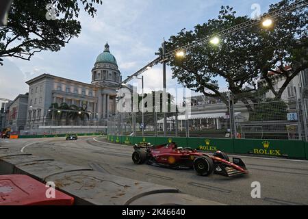 Singapur. 30. September 2022. Ferrari-Monegassiker Charles Leclerc fährt während des ersten Trainings des Formel 1-Grand-Prix-Nachtrennens in Singapur, das am 30. September 2022 auf dem Rennstrecke in der Marina Bay Street stattfand. Quelle: Then Chih Wey/Xinhua/Alamy Live News Stockfoto