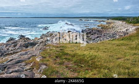 Wellen schlagen die zerklüftete Küste von Cape Breton in der Nähe von Louisbourg Nova Scotia. Stockfoto