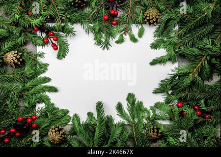 Tannenbaum Äste auf weißem Hintergrund. Weihnachten, Winter, Neujahr Konzept. Weihnachtsferien Hintergrund mit festlichen Dekorationen. Rahmen aus CHRI Stockfoto