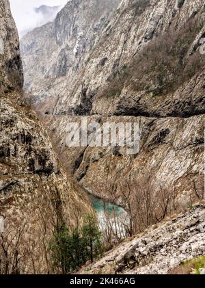 Schöne Schlucht des Flusses Moraca im Winter, Montenegro oder Crna Gora, Balkan, Europa. Große Berge und Straße mit Autos in Nord-Montenegro Stockfoto