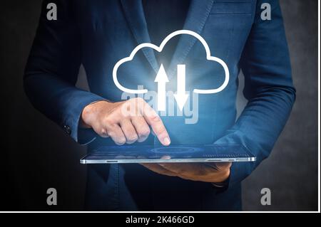 Cloud-Computing-Konzept. Verbinden Sie Geräte mit der Cloud. Geschäftsmann oder Informatiker mit Data Cloud Computing Icon und Tablet. Handhaltelasche Stockfoto