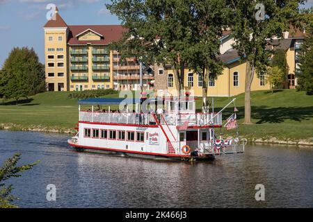 Ein Touristenboot auf dem Fluss Cass, die Bayerische Belle Ein traditionelles Paddelrad-Flussboot in Frankenmuth, Michigan Stockfoto