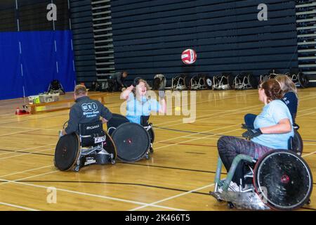 Brentwood, Großbritannien. 30. September 2022. Brentwood Essex 30.. September 2022 der Limbless Association Wheelchair Rugby and Cricket Experience Day (gesponsert von BBK), der im Brentwood Center, Brentwood Essex, stattfand, gab denjenigen, die unter Extremitätenverlust leiden, die Möglichkeit, Rollstuhlrugby und RollstuhlCricket auszuprobieren sowie sich mit Menschen mit ähnlichen Behinderungen zu treffen Kredit: Ian Davidson/Alamy Live News Stockfoto