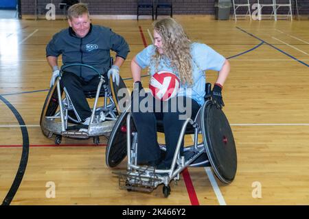 Brentwood, Großbritannien. 30. September 2022. Brentwood Essex 30.. September 2022 der Limbless Association Wheelchair Rugby and Cricket Experience Day (gesponsert von BBK), der im Brentwood Center, Brentwood Essex, stattfand, gab denjenigen, die unter Extremitätenverlust leiden, die Möglichkeit, Rollstuhlrugby und RollstuhlCricket auszuprobieren sowie sich mit Menschen mit ähnlichen Behinderungen zu treffen Kredit: Ian Davidson/Alamy Live News Stockfoto