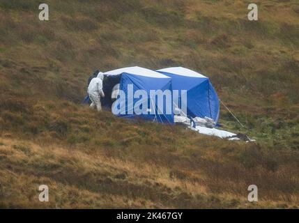 Die Polizei zeltet in einem Gebiet, das auf Saddleworth Moor im Nordwesten Englands durchsucht wird, um nach den Überresten der Leiche von Keith Bennett zu suchen, der 1964 von den Mauren-Mördern Myra Hindley und Ian Brady getötet wurde. Bilddatum: Freitag, 30. September 2022. Stockfoto