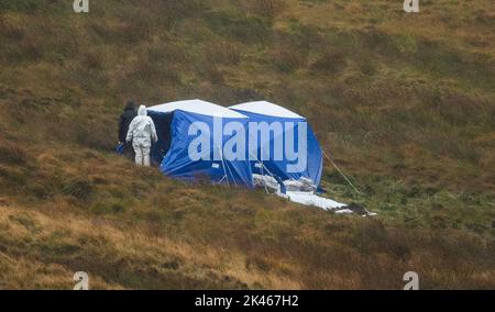 Die Polizei zeltet in einem Gebiet, das auf Saddleworth Moor im Nordwesten Englands durchsucht wird, um nach den Überresten der Leiche von Keith Bennett zu suchen, der 1964 von den Mauren-Mördern Myra Hindley und Ian Brady getötet wurde. Bilddatum: Freitag, 30. September 2022. Stockfoto