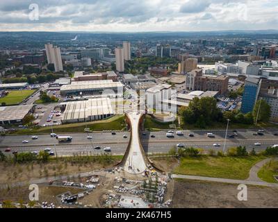 Luftaufnahme einer neuen Fußgängerbrücke über die Autobahn M8 in Sighthill in Glasgow, Schottland, Großbritannien Stockfoto
