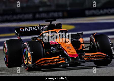 Daniel Ricciardo (AUS) McLaren MCL36. Großer Preis von Singapur, Freitag, 30.. September 2022. Marina Bay Street Circuit, Singapur. Quelle: James Moy/Alamy Live News Stockfoto