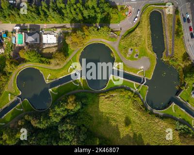 Luftaufnahme des Forth- und Clyde-Kanals bei Maryhill Locks in Maryhill, Glasgow, Schottland, Großbritannien Stockfoto