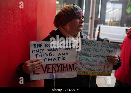 Glasgow, Schottland, 30. September 2022. Genug ist genug Demonstration, gegen die Gier der Unternehmen und die steigenden Energiepreise der privaten Haushalte, außerhalb des Hauptquartiers von Scottish Power, in Glasgow, Schottland, 30. September 2022. Foto: Jeremy Sutton-Hibbert/Alamy Live News. Stockfoto