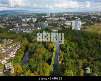 Luftaufnahme des Forth- und Clyde-Kanals bei Maryhill Locks in Maryhill, Glasgow, Schottland, Großbritannien Stockfoto