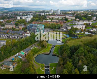 Luftaufnahme des Forth- und Clyde-Kanals bei Maryhill Locks in Maryhill, Glasgow, Schottland, Großbritannien Stockfoto