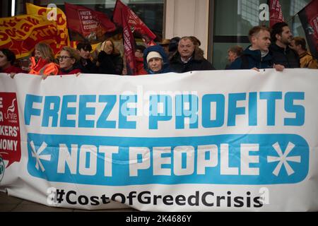 Glasgow, Schottland, 30. September 2022. Genug ist genug Demonstration, gegen die Gier der Unternehmen und die steigenden Energiepreise der privaten Haushalte, außerhalb des Hauptquartiers von Scottish Power, in Glasgow, Schottland, 30. September 2022. Foto: Jeremy Sutton-Hibbert/Alamy Live News. Stockfoto