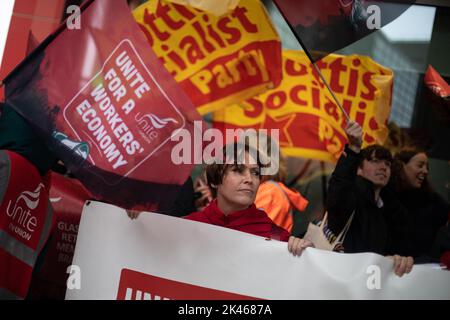 Glasgow, Schottland, 30. September 2022. Genug ist genug Demonstration, gegen die Gier der Unternehmen und die steigenden Energiepreise der privaten Haushalte, außerhalb des Hauptquartiers von Scottish Power, in Glasgow, Schottland, 30. September 2022. Foto: Jeremy Sutton-Hibbert/Alamy Live News. Stockfoto