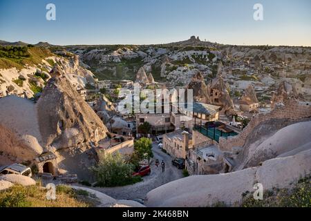 Blick auf das Dorf Goreme von oben, Kappadokien, Anatolien, Türkei Stockfoto