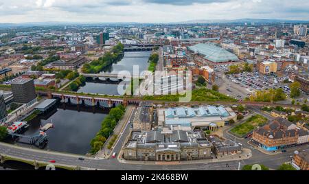 Luftaufnahme des Flusses Clyde und der Skyline von Glasgow, Schottland, Großbritannien Stockfoto