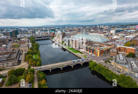 Luftaufnahme des Flusses Clyde und der Skyline von Glasgow, Schottland, Großbritannien Stockfoto