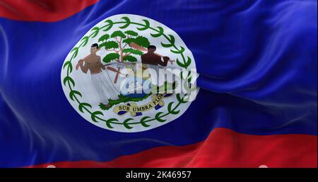 Nahaufnahme der im Wind winkenden Nationalflagge von Belize. Belize ist ein karibisches Land an der nordöstlichen Küste Mittelamerikas. Stoff-Textu Stockfoto