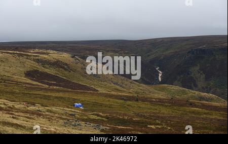 Die Polizei zeltet in Saddleworth Moor, im Nordwesten Englands, wo die Greater Manchester Police nach den Überresten der Leiche von Keith Bennett jagt, der 1964 von den Maurermördern Myra Hindley und Ian Brady getötet wurde. Bilddatum: Freitag, 30. September 2022. Stockfoto