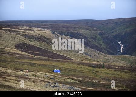 Die Polizei zeltet in Saddleworth Moor, im Nordwesten Englands, wo die Greater Manchester Police nach den Überresten der Leiche von Keith Bennett jagt, der 1964 von den Maurermördern Myra Hindley und Ian Brady getötet wurde. Bilddatum: Freitag, 30. September 2022. Stockfoto