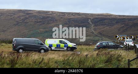 Fahrzeuge, die in der Nähe der Durchsuchung eines Gebiets auf Saddleworth Moor im Nordwesten Englands geparkt sind, wo Offiziere der Greater Manchester Police nach den Überresten der Leiche von Keith Bennett suchen, der 1964 von den Mors-Mördern Myra Hindley und Ian Brady getötet wurde. Bilddatum: Freitag, 30. September 2022. Stockfoto