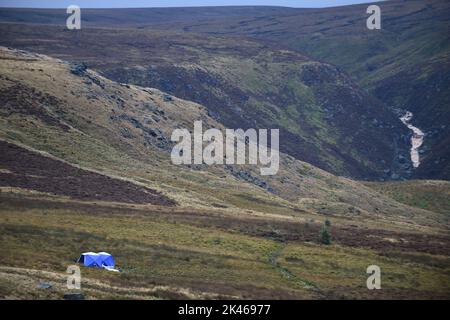 Die Polizei zeltet in Saddleworth Moor, im Nordwesten Englands, wo die Greater Manchester Police nach den Überresten der Leiche von Keith Bennett jagt, der 1964 von den Maurermördern Myra Hindley und Ian Brady getötet wurde. Bilddatum: Freitag, 30. September 2022. Stockfoto