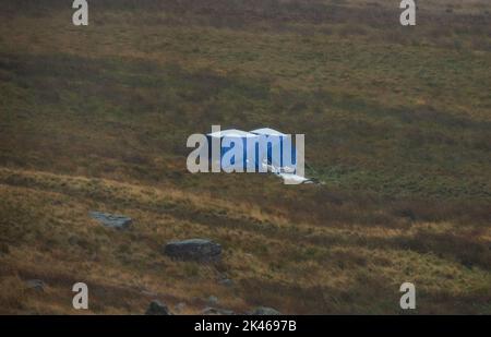 Die Polizei zeltet in Saddleworth Moor, im Nordwesten Englands, wo die Greater Manchester Police nach den Überresten der Leiche von Keith Bennett jagt, der 1964 von den Maurermördern Myra Hindley und Ian Brady getötet wurde. Bilddatum: Freitag, 30. September 2022. Stockfoto