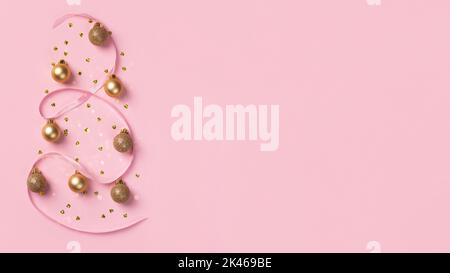 Weihnachtskarte mit goldenen Glitzerkugeln, Konfetti in Herzform und Satinband auf rosa Hintergrund mit Kopierfläche Stockfoto