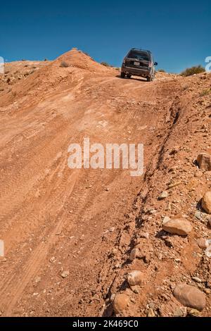 Geländewagen auf unbefestigten Spuren zum Three Finger Canyon, zum San Rafael Reef am Rand des San Rafael Wells, zu Navajo und Wingate Sandstein, zur San Rafael Reef Wilderness, Utah, USA Stockfoto