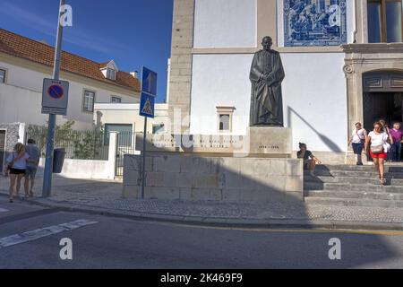 Aveiro, Portugal - 14. August 2022: Nahaufnahme der Statue des Erzbischofs Joao Evangelista de Lima Vidal vor der Vera Cruz Kirche mit bewegungsunscharfen Pedes Stockfoto