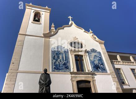 Aveiro, Portugal - 14. August 2022: Außen an der Spitze der Vera Cruz Kirche mit Glockenturm und Keramikfliesen an der Wand Stockfoto