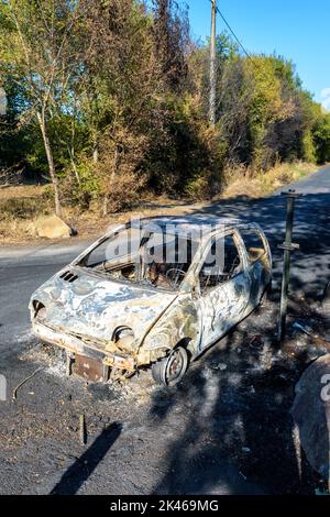Ein Stadtauto brannte in einer diskreten Straße eines sensiblen Viertels aus. Stockfoto