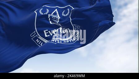 Liverpool, Großbritannien, Sept. 2022: Die Flagge des Fußballvereins Everton winkt im Wind. Everton FC ist ein professioneller Fußballverein mit Sitz in Liverpool, England Stockfoto