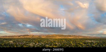 Am frühen Morgen über Fort Collins und den Ausläufern der Rocky Mountains im Norden Colorados, Luftpanorama mit dramatischen Wolken Stockfoto