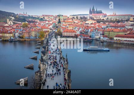 Karlsbrücke in der Prager Altstadt am Abend, Tschechische Republik Stockfoto